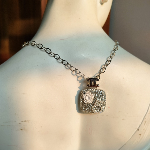 Elegant Cubic Zirconia White Flower Necklace - Picture 3 of 17